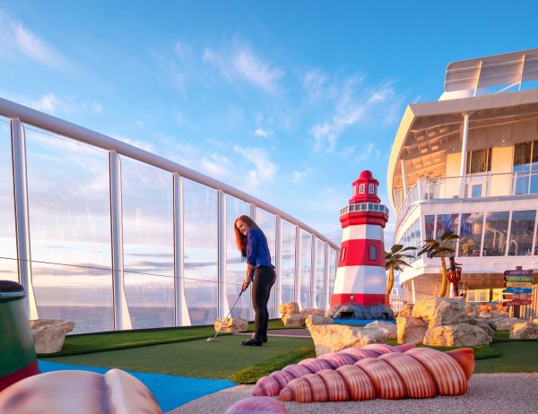 MiniGolf-RCI_SY_Europe_April_2018_Jeven Dovey_Symphony_Miniture Golf_P1199770_Square_RET MiniGolf-RCI_SY_Europe_April_2018_Jeven Dovey_Symphony_Miniture Golf_P1199770_Square_RET
